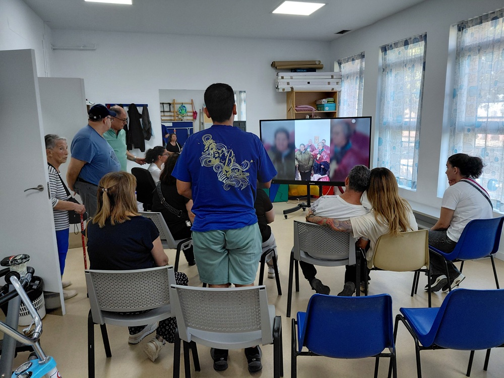 Familias y chicos viendo videos en el COM El Molino