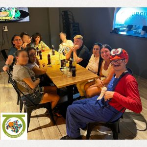 Personas sentadas en una hamburguesería