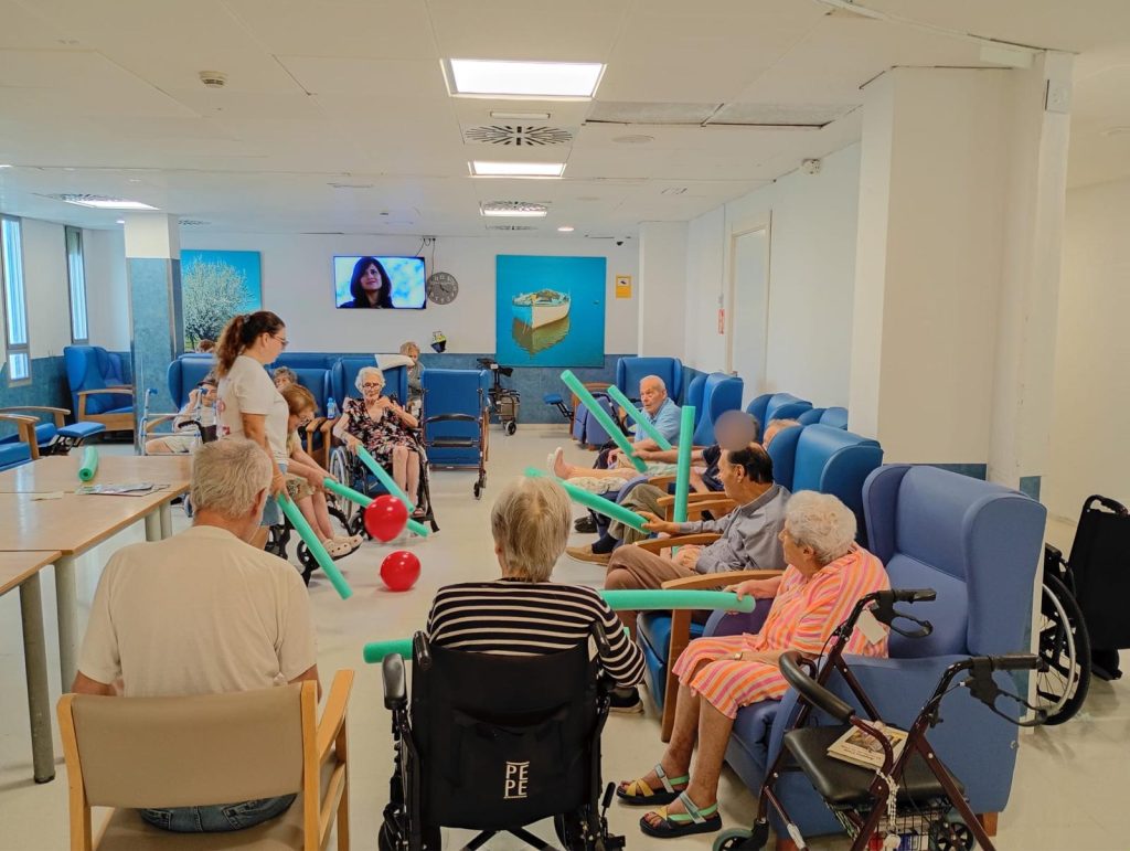 Personas mayores jugando a tenis con globos