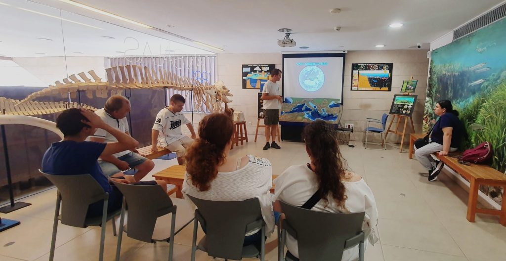 Personas en el aula del mar en Palma