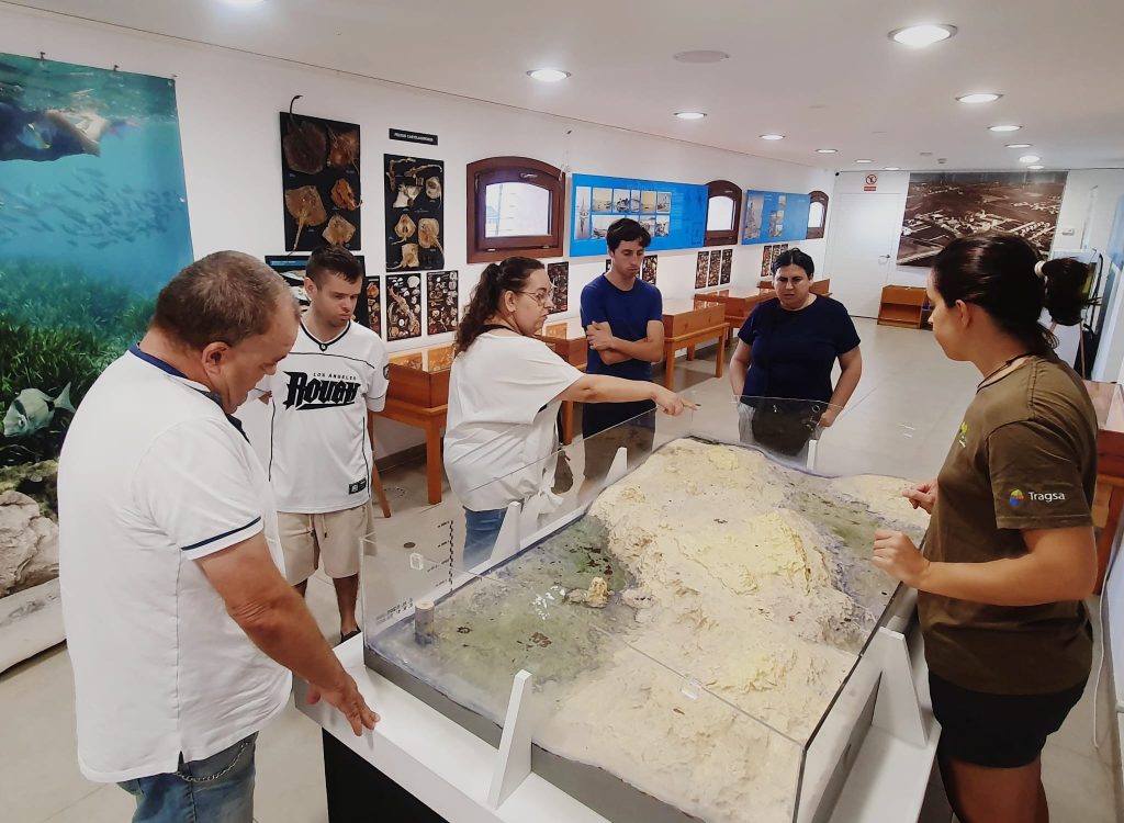 Personas en exposición sobre el mar