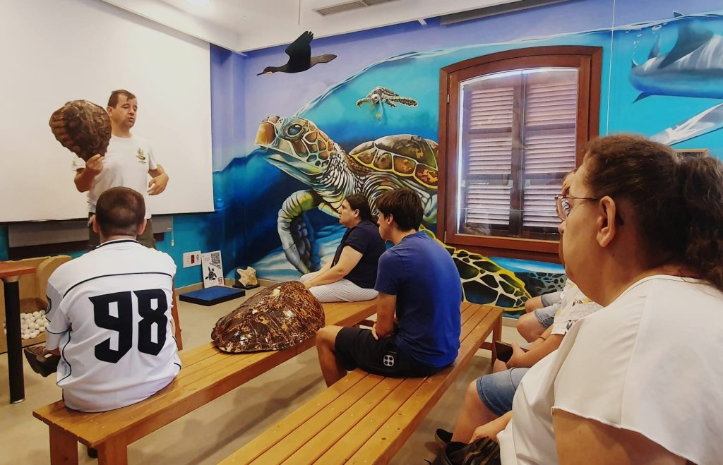 Personas escuchando charla sobre el mar