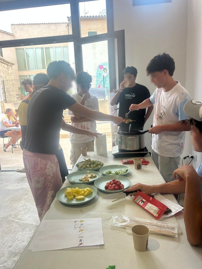 Niños en campo de voluntariado