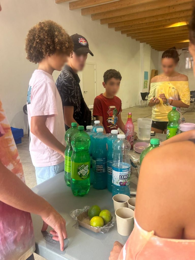 Niños en campo de voluntariado