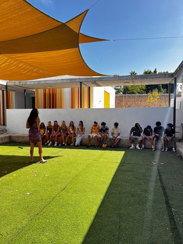 Niños en campo de voluntariado