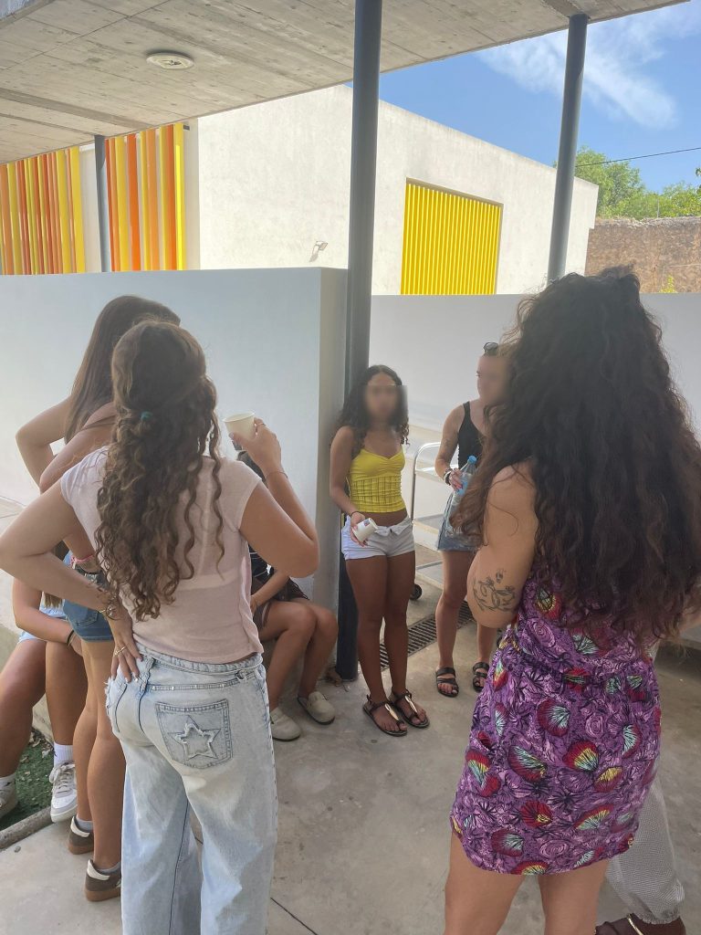 Niños en campo de voluntariado