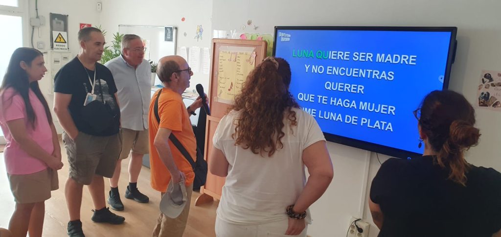 Personas cantando karaoke