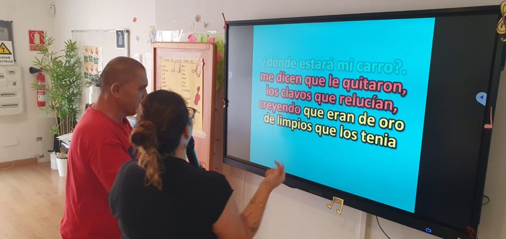 Personas cantando karaoke