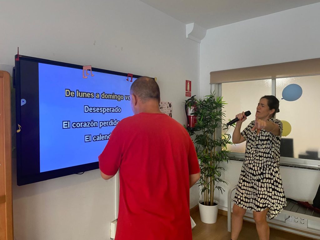 Personas cantando karaoke