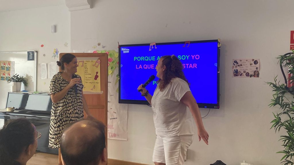 Personas cantando karaoke