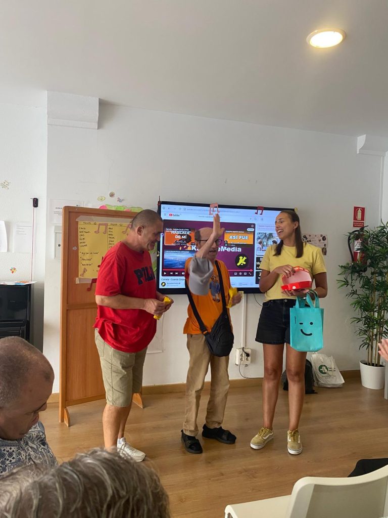 Personas cantando karaoke