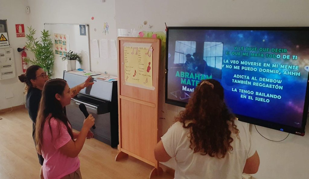 Personas cantando karaoke