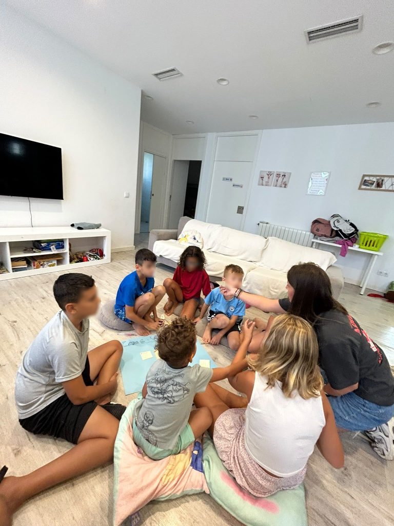 Niños en una dinámica sobre que es una hogar