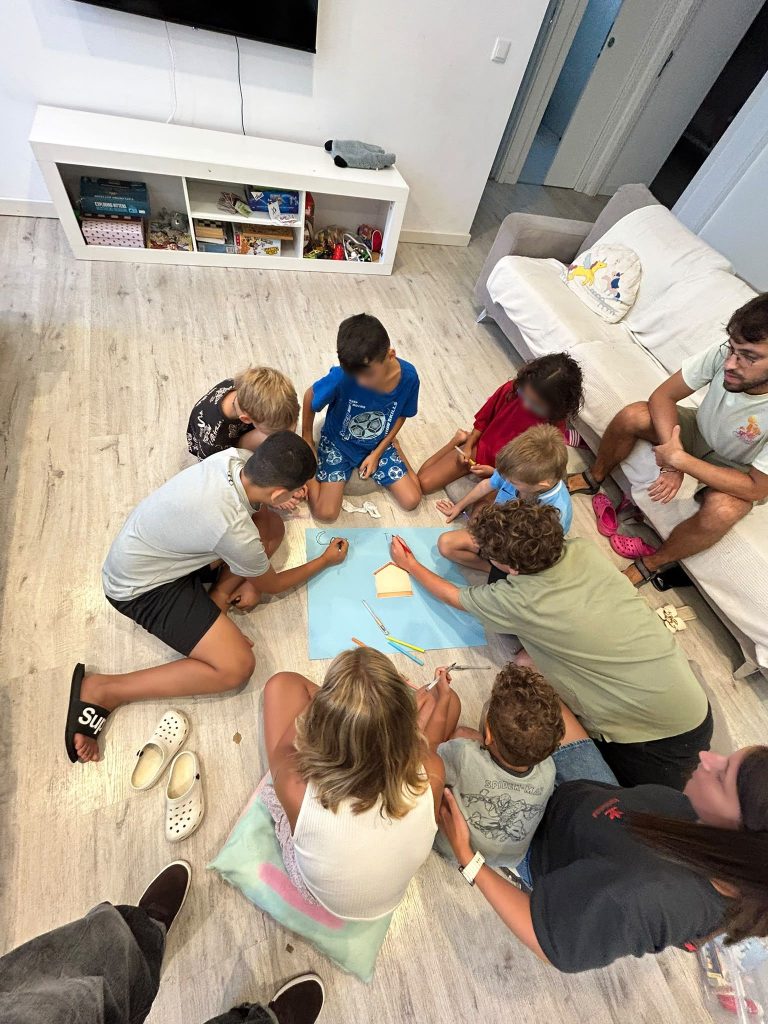 Niños en una dinámica sobre que es una hogar