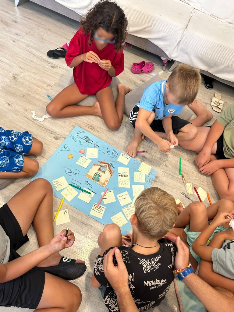 Niños en una dinámica sobre que es una hogar