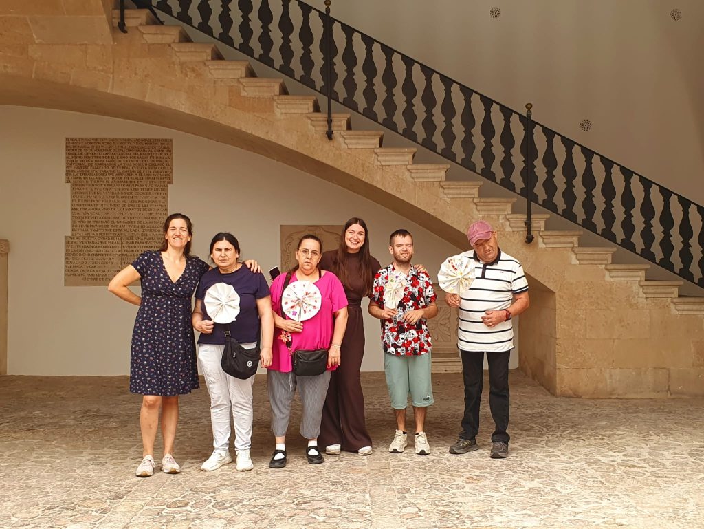 Personas en museo