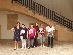 Personas en museo