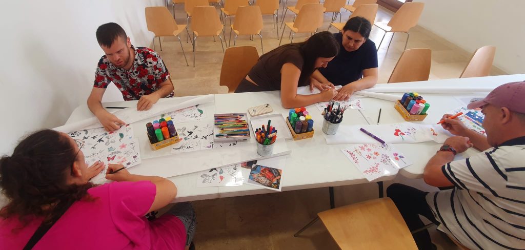 Personas en taller de abanicos