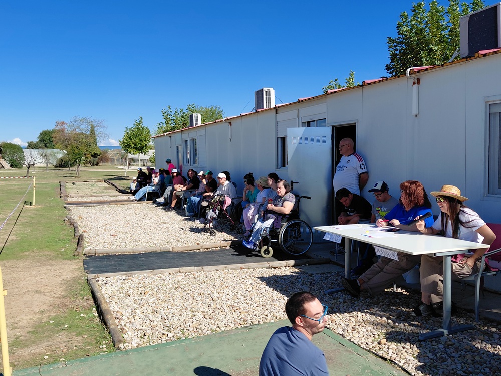 Personas viendo el campeonato de lanzamiento de alpargata