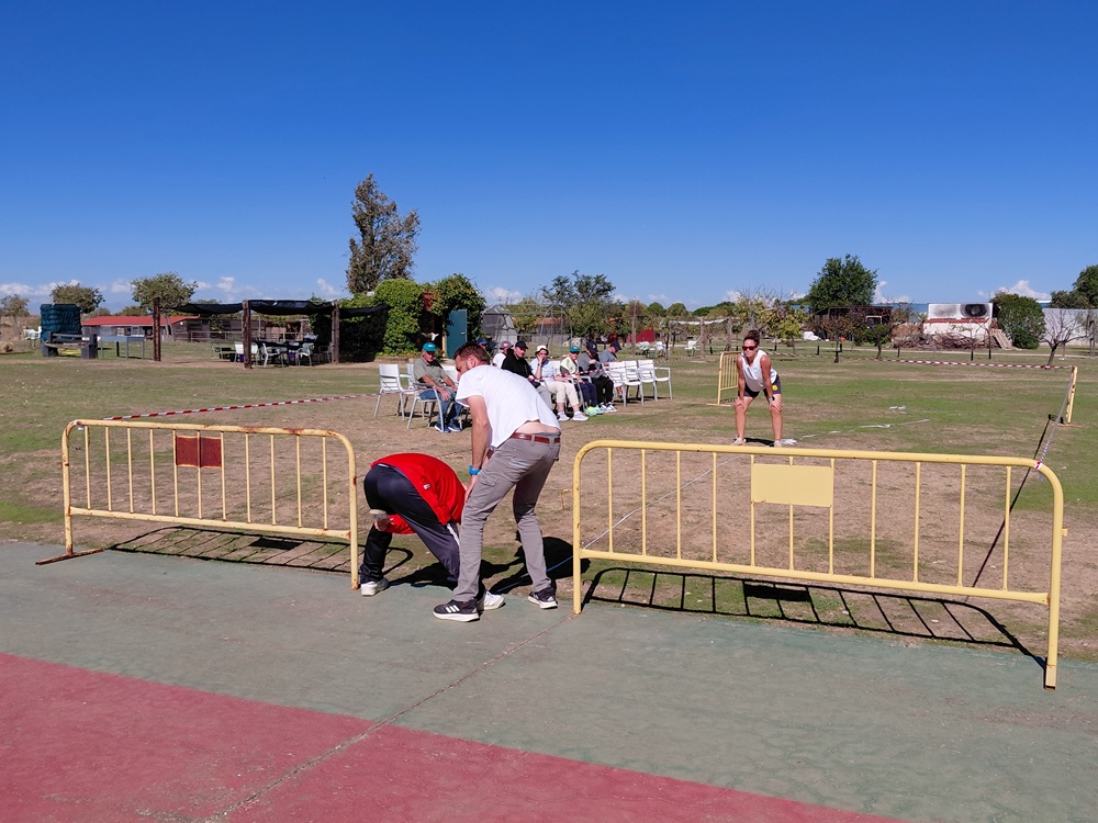 Personas lanzando la alpargata