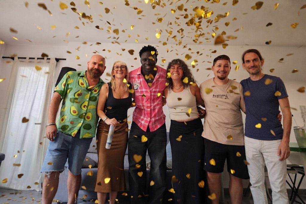 Personas con confeti celebrando