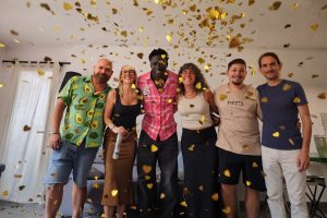 Personas con confeti celebrando