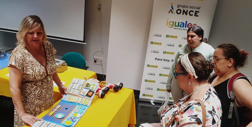 Personas en visita a la ONCE