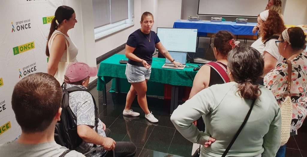 Personas en visita a la ONCE