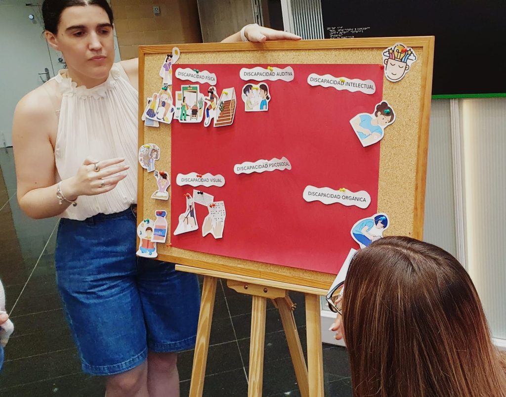 Personas en visita a la ONCE