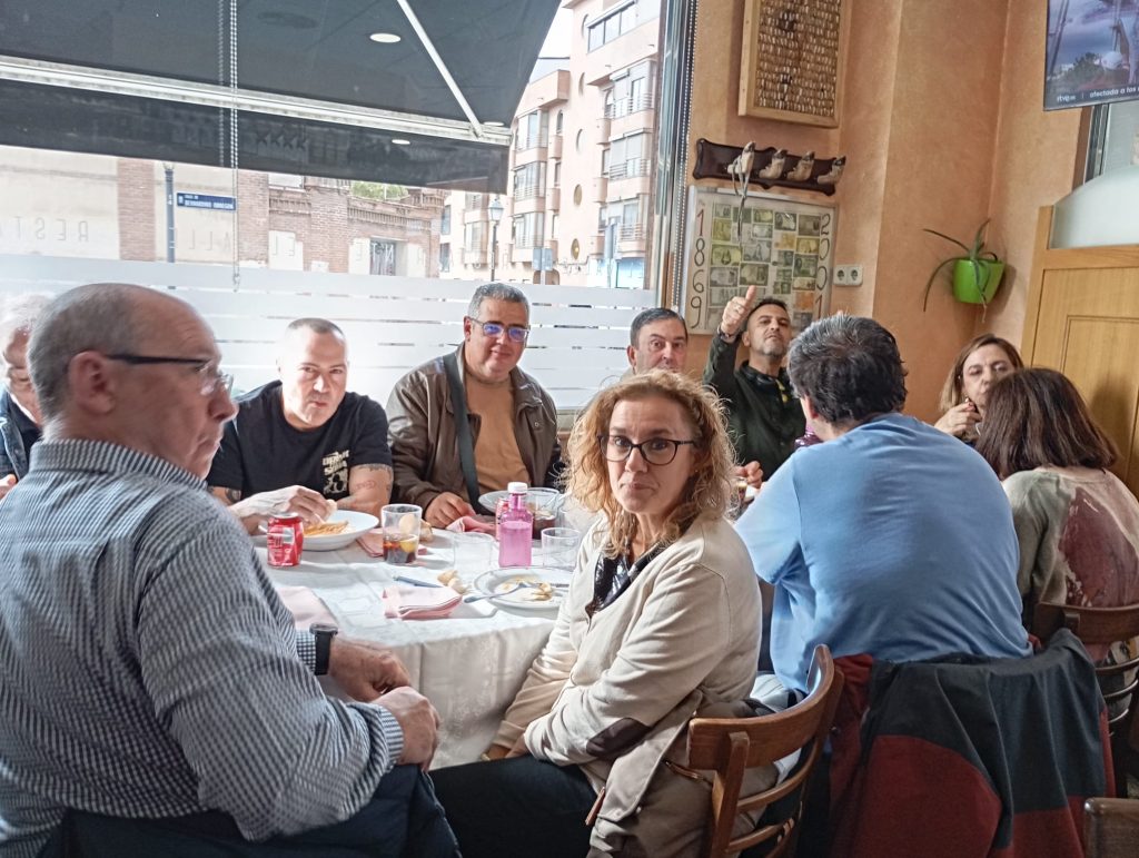 Personas en comiendo en un restaurante