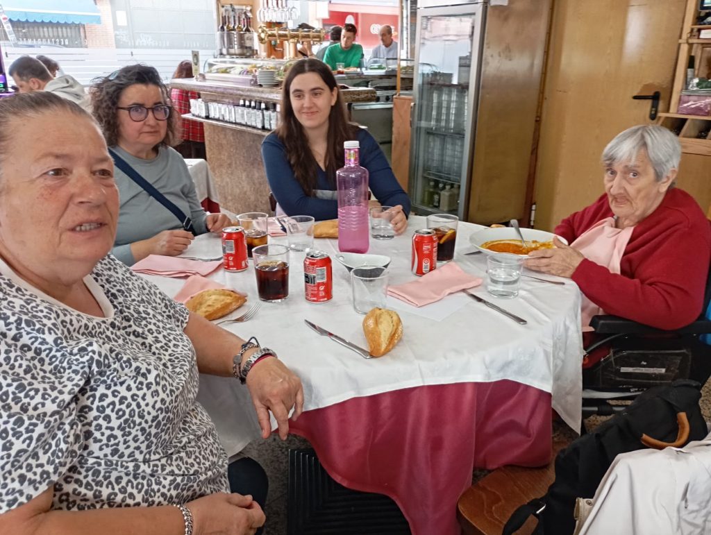 Personas comiendo en un restaurante