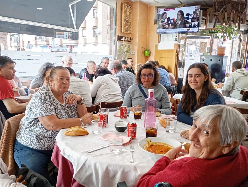 Personas en comiendo en un restaurante