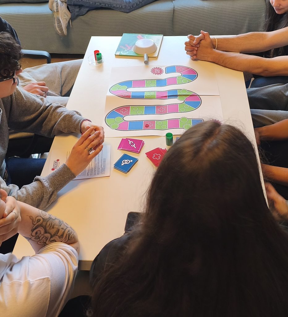 Foto de jóvenes en taller de sexualidad