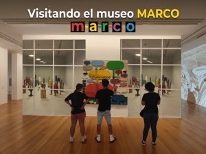 Foto de personas visitan un Museo