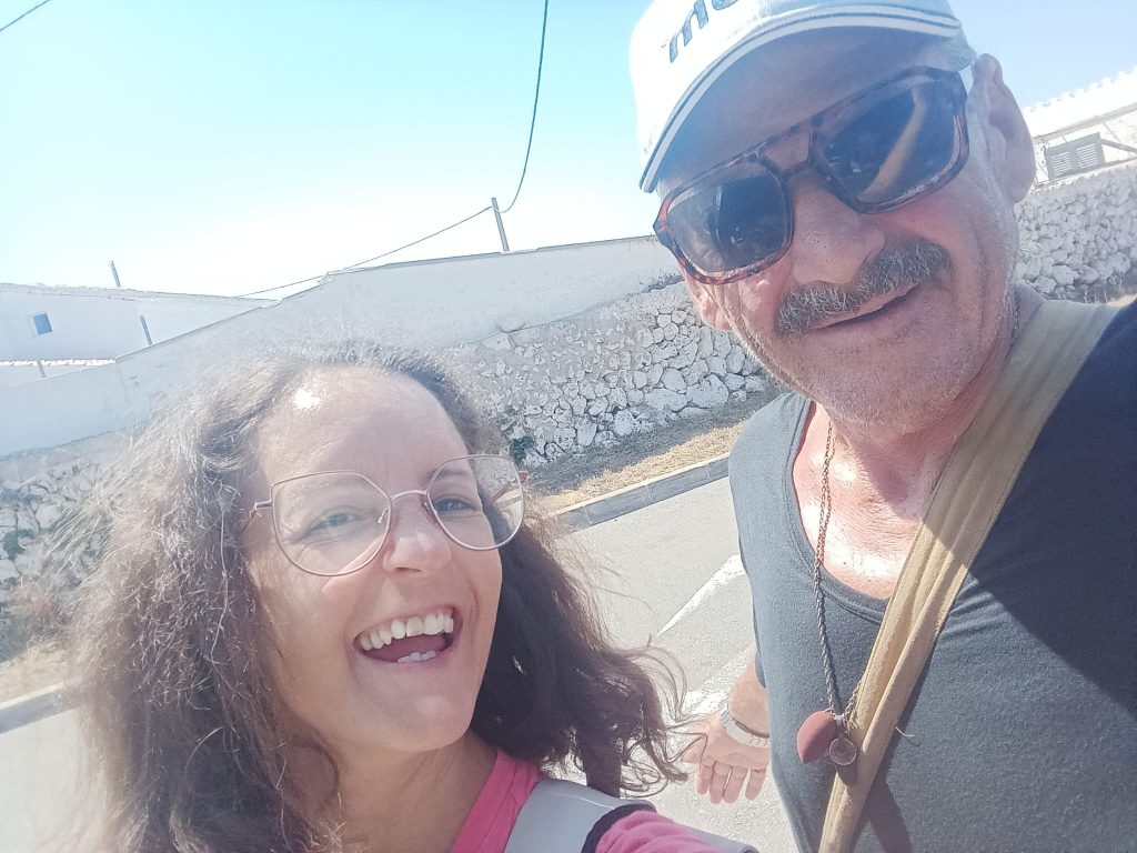 Primer plano de dos personas sonriendo