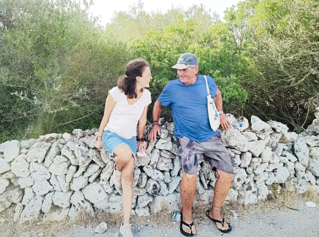 Foto de dos personas mirándose y sonriendo