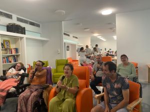 Personas haciendo actividades por la semana del Alzheimer