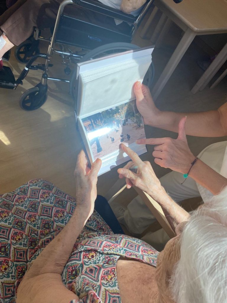 Personas haciendo actividades por la semana del Alzheimer