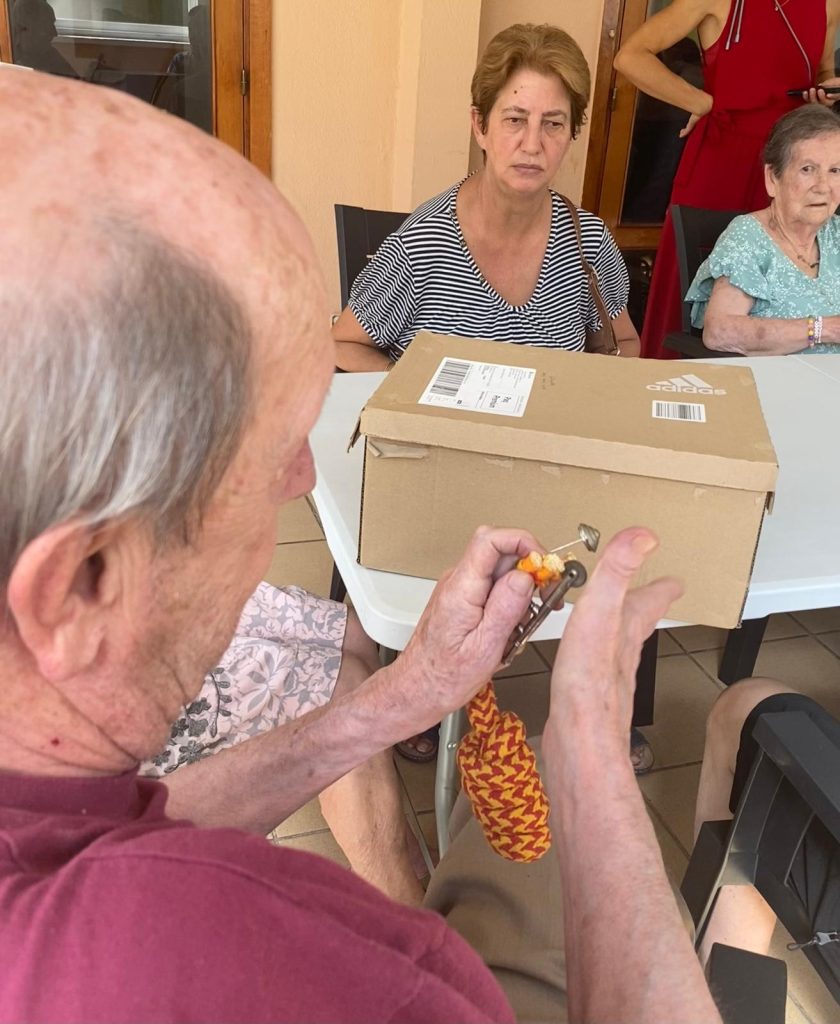 Personas haciendo actividades por la semana del Alzheimer