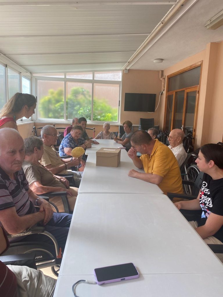 Personas haciendo actividades por la semana del Alzheimer