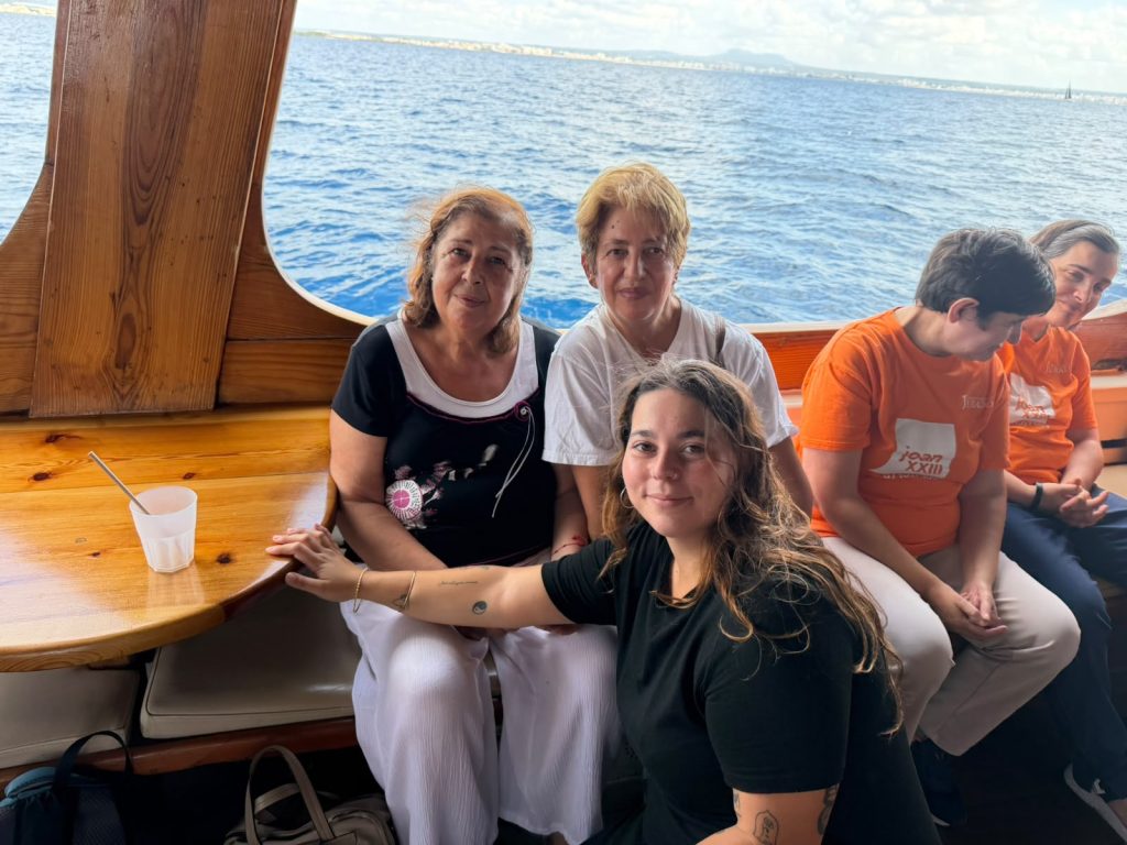 Personas en barco