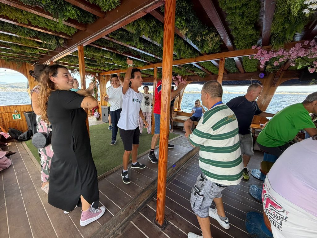 Personas en barco