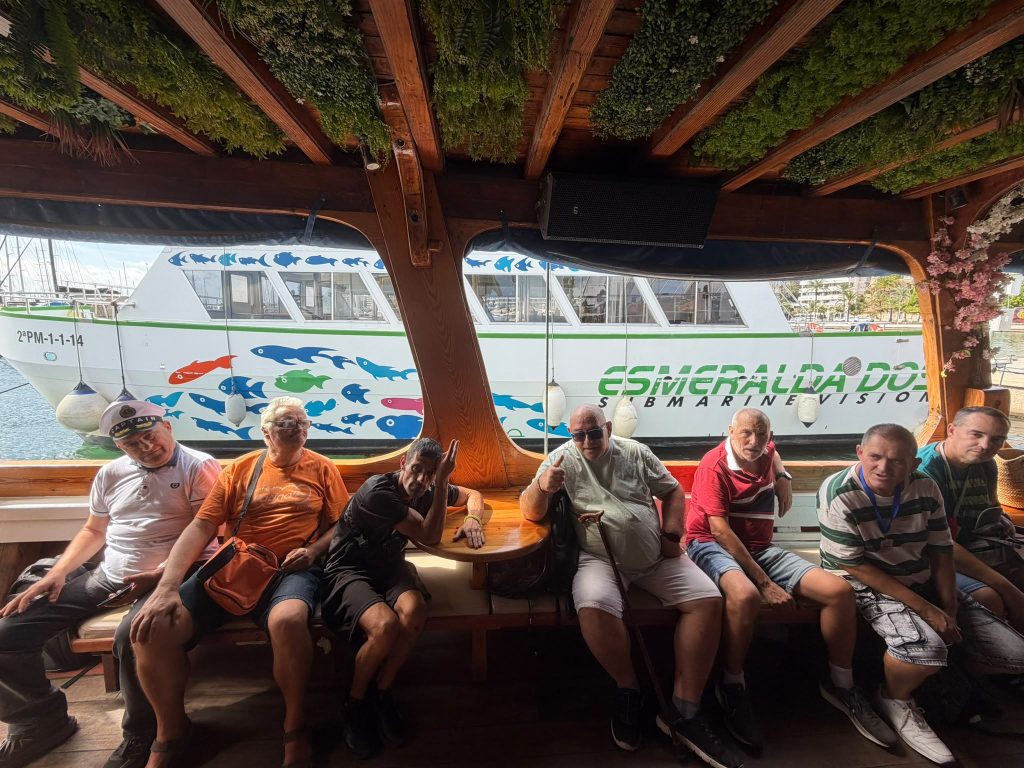 Personas en barco