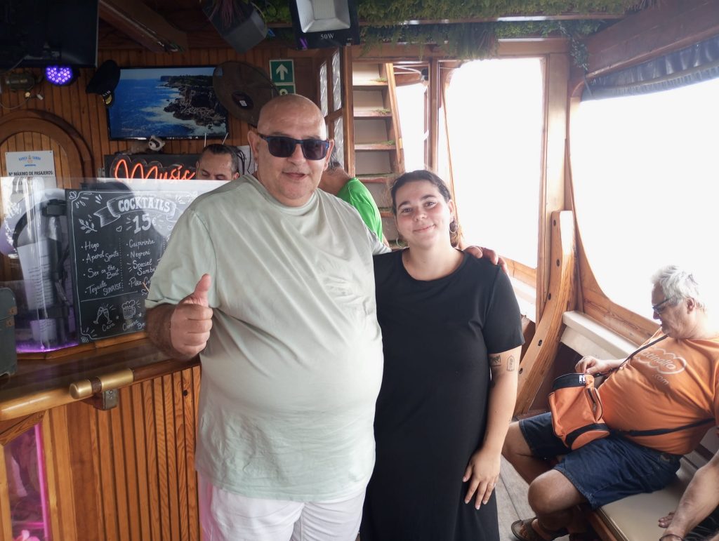 Personas en barco