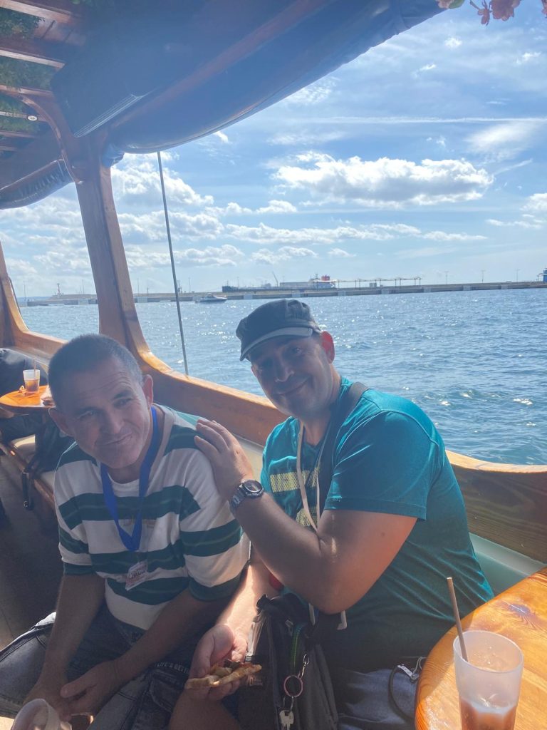 Personas en barco