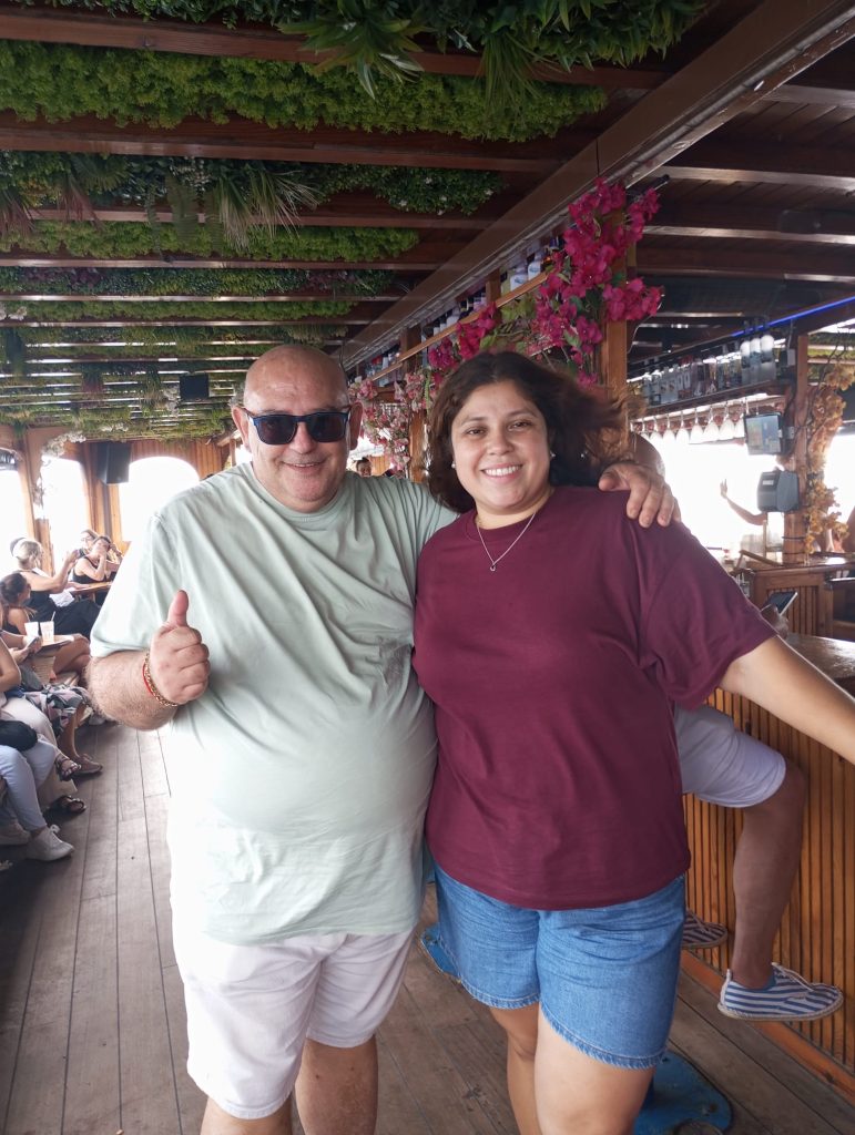 Personas en barco