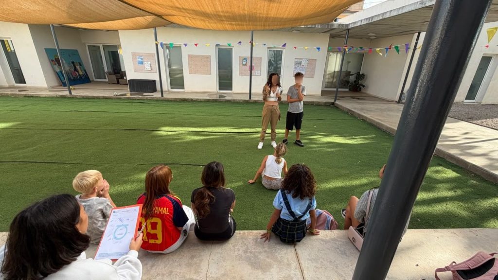 Personas eligiendo a su representante en el consell