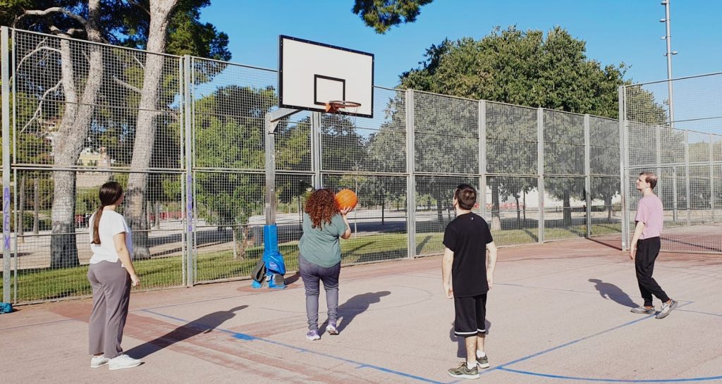 Personas jugando al baloncesto en el parque