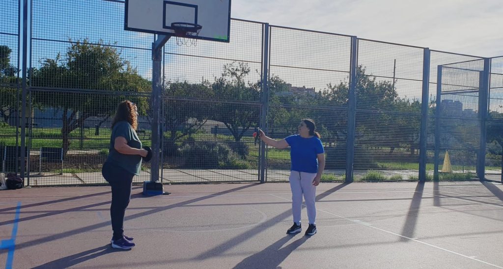 Personas jugando al baloncesto