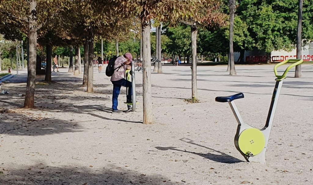 Personas haciendo ejercicio en el parque